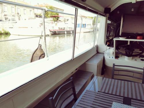 Bateau-hôtel Bateau Bleu Entier 10m avec Terrasse 4 quai de la paix , 30300 Beaucaire . Beaucaire