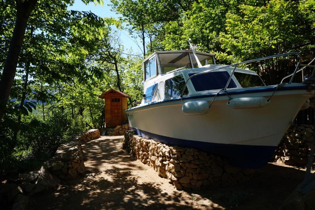 Tente de luxe BATEAU CABINE QUEEN07 53 HAMEAU LA PERVENCHE, 07190 Saint-Julien-du-Gua