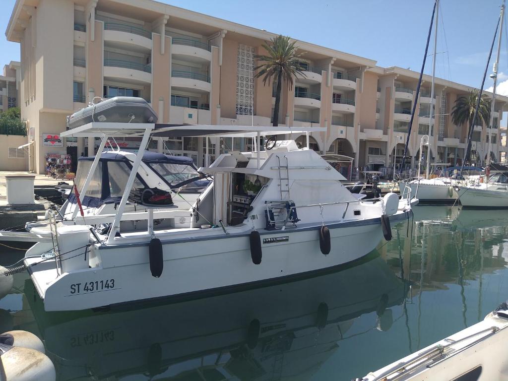 Bateau-hôtel Bateau de 11 mètres 82 Quai d'Octave, 83600 Fréjus