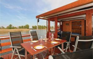 Amazing ship-boat in Radewege with 2 Bedrooms