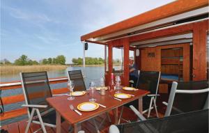 Amazing ship-boat in Radewege with 2 Bedrooms