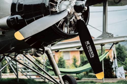 Antonov im Garten – Flugzeug-Ferienwohnung