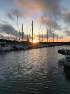 Bateau a quai de 2 cabines