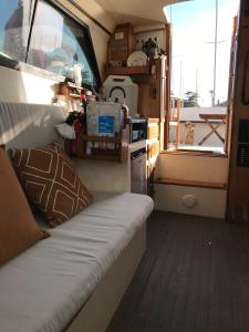 Bateau a quai de 2 cabines