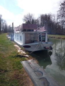 Bateau-hôtel Bateau houseboat camille port de pont a bar 08160 Donchery Champagne-Ardenne