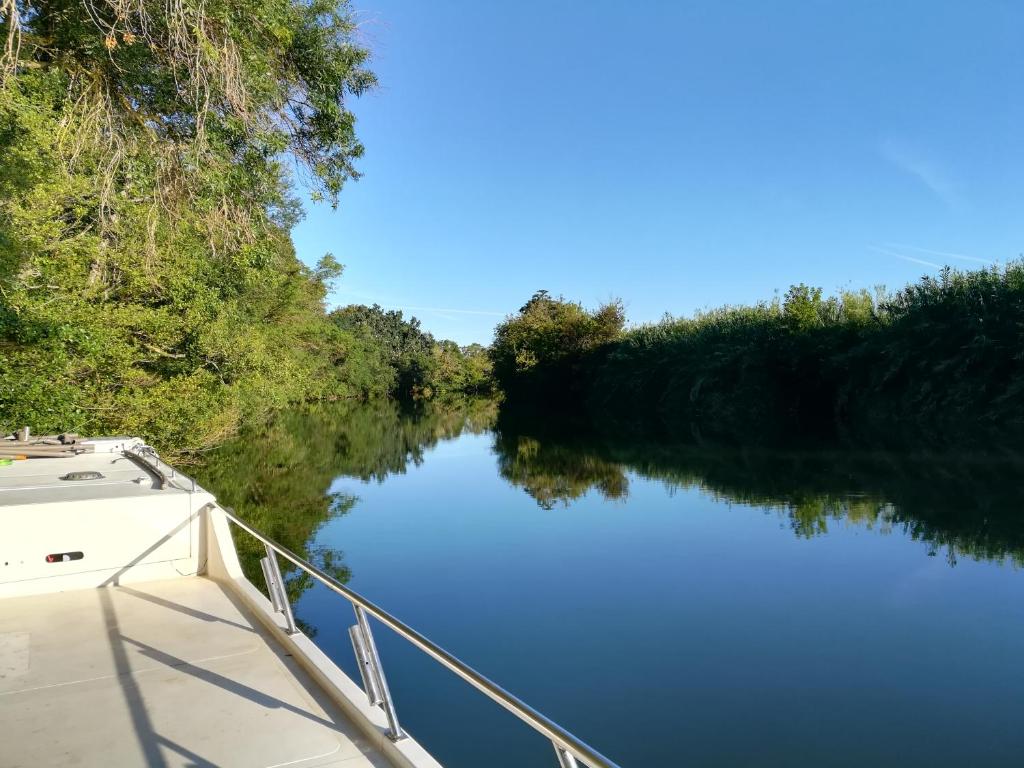 BATEAU - Jolie pénichette sur région touristique. Las Courrejos Est, 30127 Bellegarde