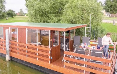 Beautiful ship-boat in Neustrelitz with 2 Bedrooms and WiFi