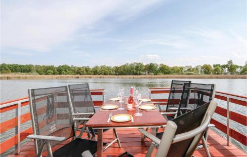 Beautiful ship-boat in Neustrelitz with 2 Bedrooms and WiFi