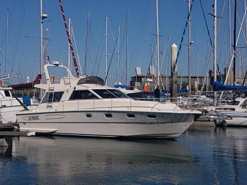 BOAT APPART TITANIC Cherbourg motor yacht à quai ROSE STAR