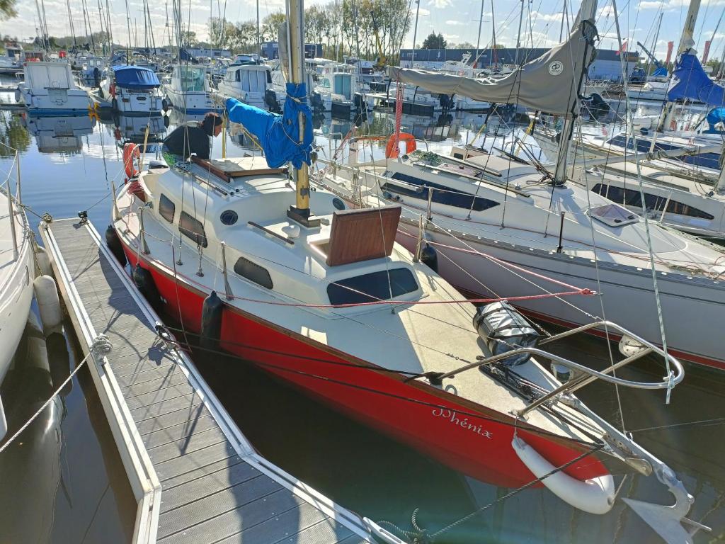 Bateau-hôtel Charmant voilier Phoenix Esplanade Eric Tabarly 14150 Ouistreham