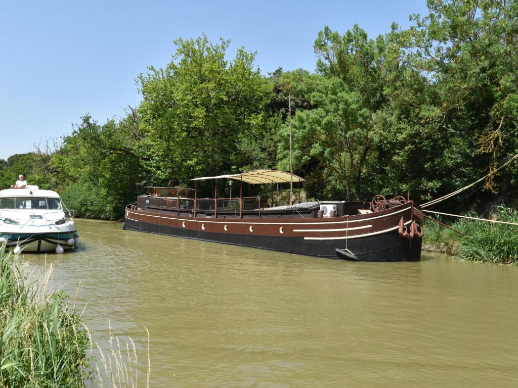 Bateau-hôtel Charming Boat in Villedubert with Terrace  11800 Villedubert