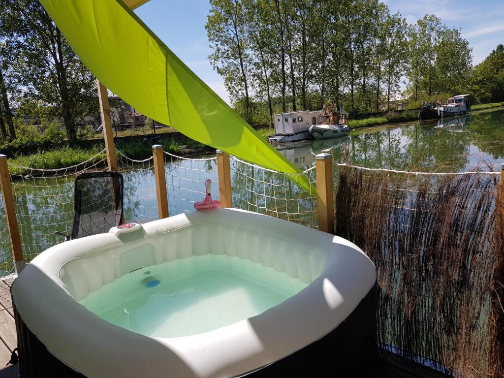 Bateau-hôtel Cottage flottant Saint Jean de Losne option jacuzzi Quai Lafayette 21170 Saint-Jean-de-Losne