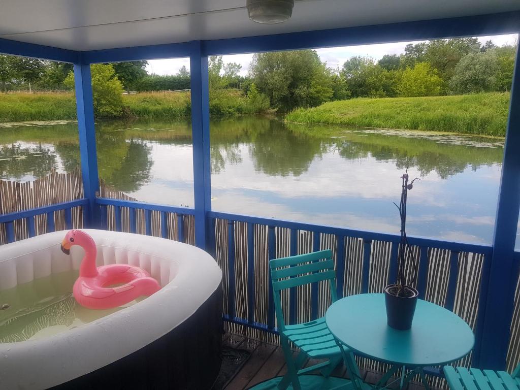 Bateau-hôtel Cottage insolite option jacuzzi Seurre proche Beaune vue panoramique sur l'eau 9 Rue de la Perche À l'Oiseau 21250 Seurre