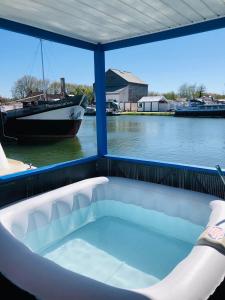 Bateau-hôtel Cottage insolite option jacuzzi Seurre proche Beaune vue panoramique sur l'eau 9 Rue de la Perche À l'Oiseau 21250 Seurre Bourgogne