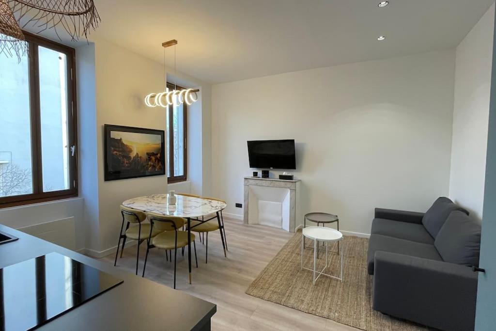 Dormez sur un voilier rare et authentique 06400 Cannes