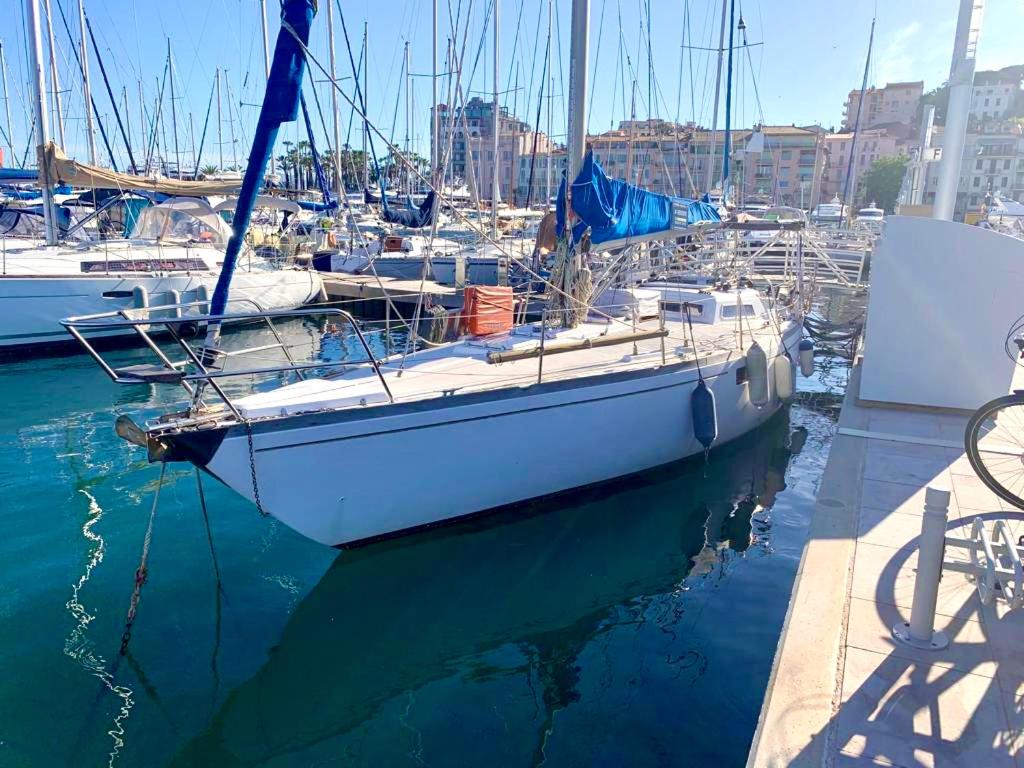 Bateau-hôtel Dormez sur un voilier rare et authentique Port de Cannes 06400 Cannes