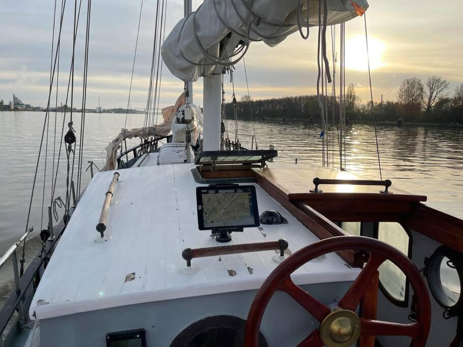 Bateau-hôtel Dundee Historisches Segelschiff mitten im Paradies Am Breetzer Bodden 22 18569 Neuenkirchen