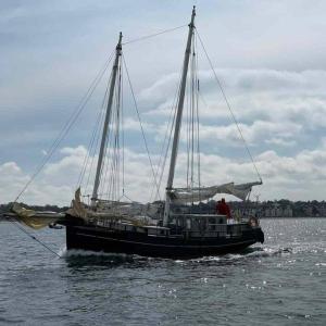 Dundee Historisches Segelschiff mitten im Paradies