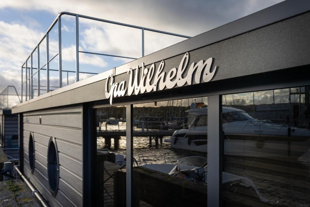 Bateau-hôtel exclusives Hausboot \ Warteburgweg 7 23774 Heiligenhafen