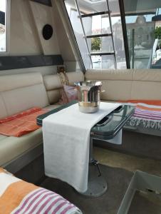 Ferretti 36 ' Bateau à Quai Vieux-Port Cannes Festival La Croisette