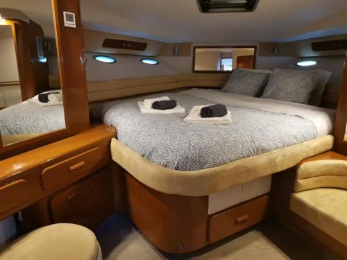 Flat Boat - Luxuryborder