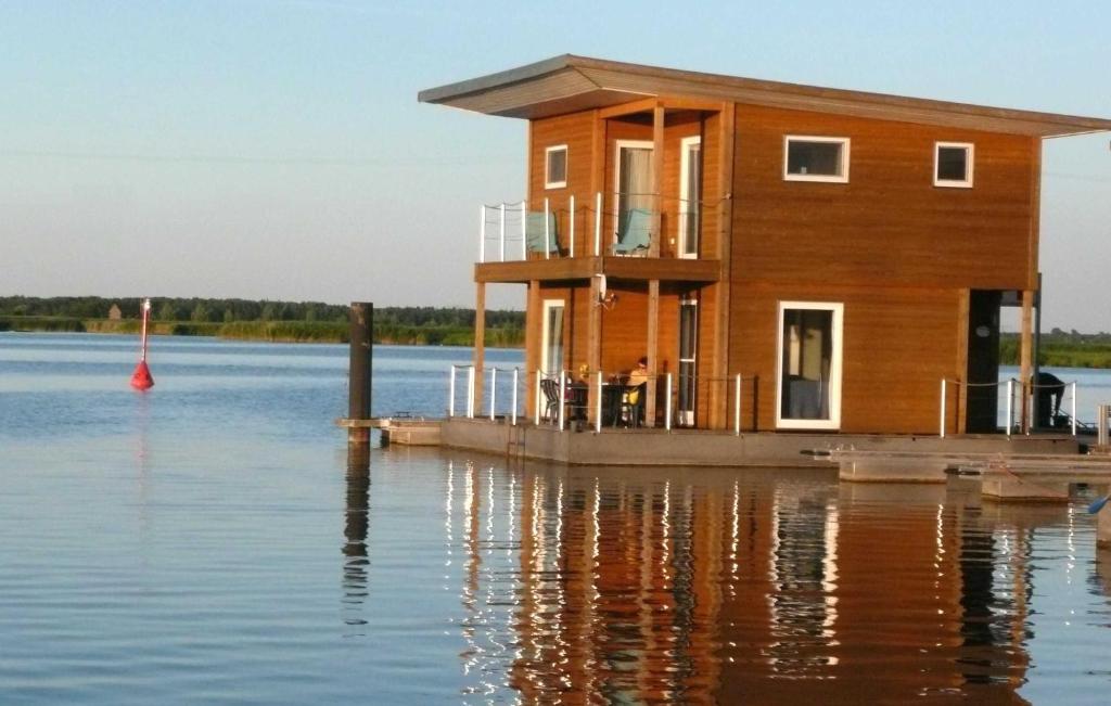 Bateau-hôtel FLOATING HOUSES Classic _ Kroeslin Hafenstraße 9 17440 Kröslin