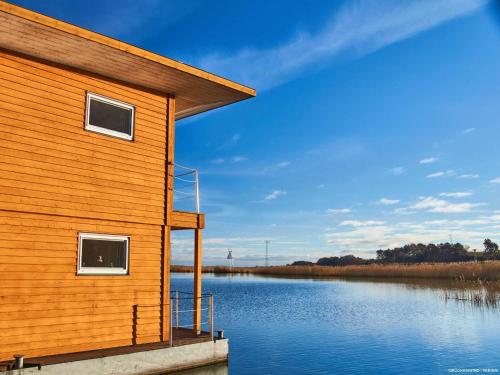 FLOATING HOUSES Classic _ Kroeslin