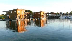 FLOATING HOUSES Classic _ Kroeslin