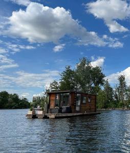 Bateau-hôtel Gemütliches Hausboot mit Kamin in Berlin 32 Tunnelstraße 10245 Berlin Berlin (état fédéral)