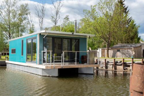 Hafenresort Karnin _ Hausboot Selma