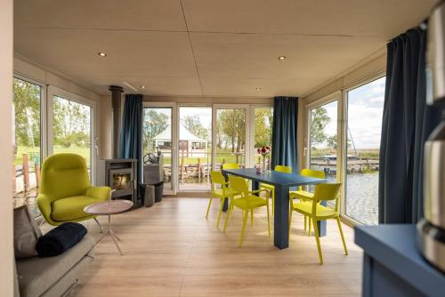 Hafenresort Karnin _ Hausboot Selma