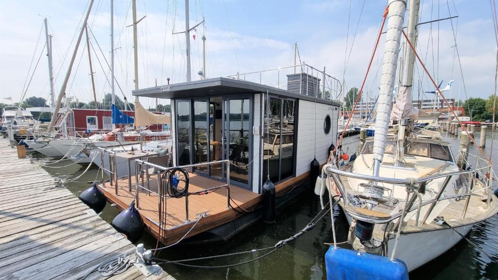 Bateau-hôtel Hausboot Aava Wikingeck 11 24837 Schleswig