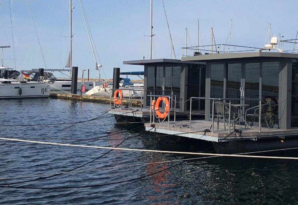 Bateau-hôtel Hausboot Fjord Aquila mit Dachterrasse in Wendtorf An den Stegen 1 24235 Wendtorf