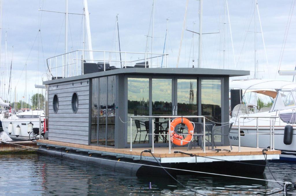 Bateau-hôtel Hausboot Fjord Lacerta mit Dachterrasse in Wendtorf An den Stegen 1 24235 Wendtorf