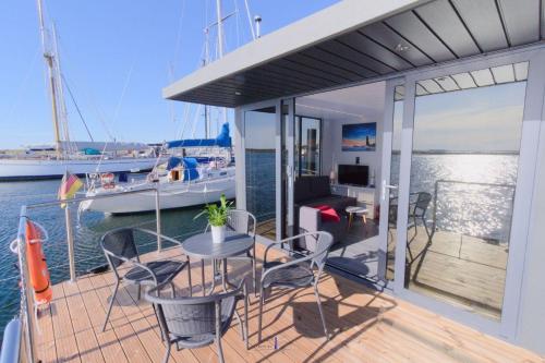 Hausboot Fjord Lacerta mit Dachterrasse in Wendtorf