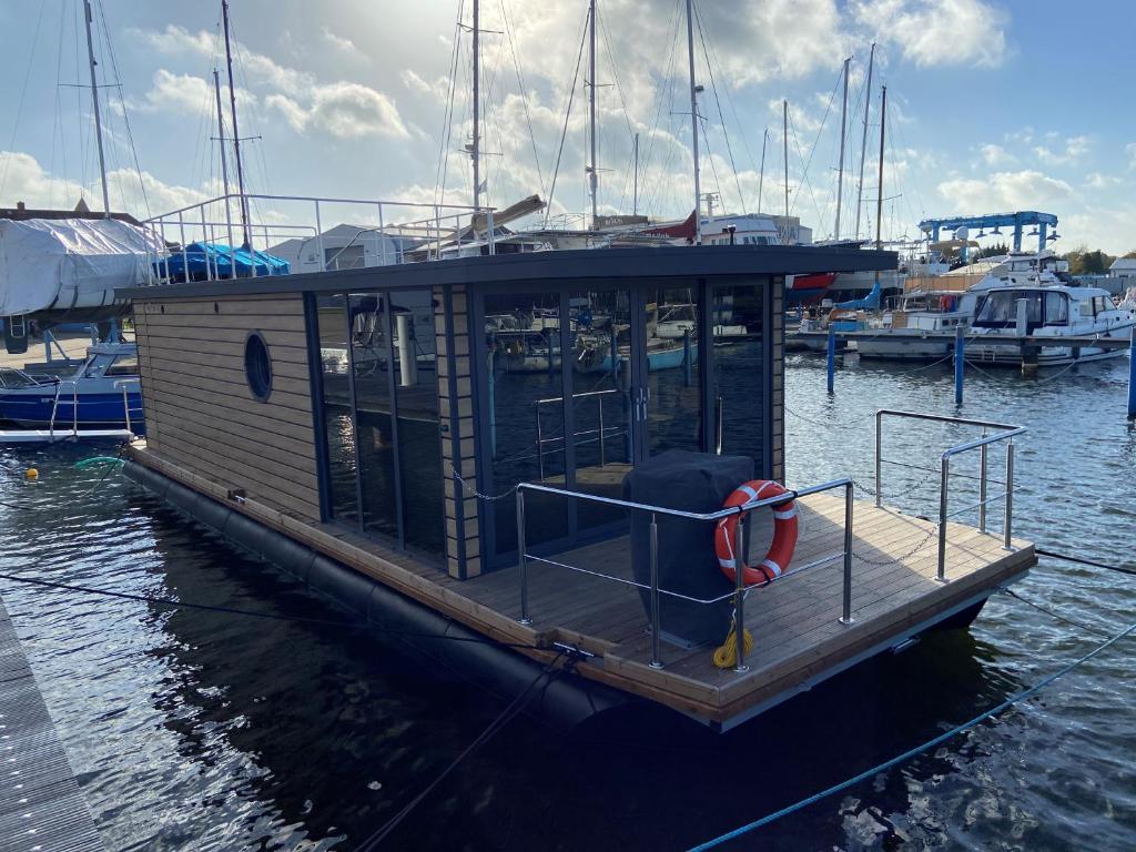 Bateau-hôtel Hausboot Fjord Lyra mit Biosauna in Barth Hafenstraße 28 18356 Barth