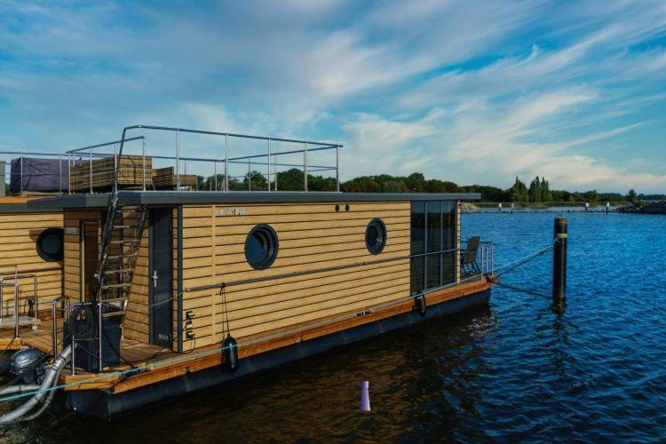 Bateau-hôtel Hausboot Fjord Polaris mit Biosauna in Barth 28 Hafenstraße 18356 Barth