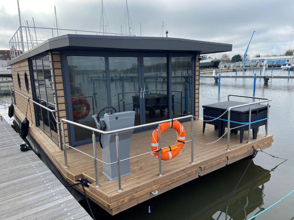 Bateau-hôtel Hausboot Fjord Vineta mit Biosauna in Barth Hafenstraße 28 18356 Barth