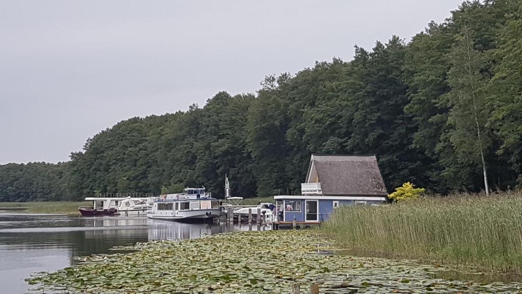 Bateau-hôtel Hausboot Mirabella am Müritz Nationalpark Festanliegend Walter-Gotsmann-Straße 2 17252 Mirow