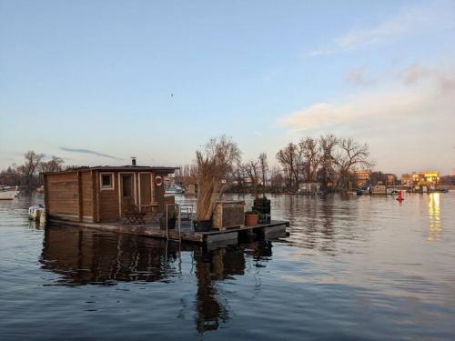 Hausboot mit Hottub in Berlin
