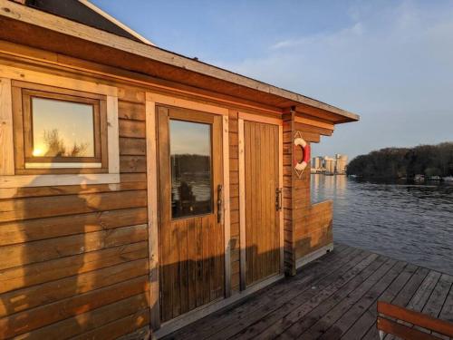 Hausboot mit Hottub in Berlin