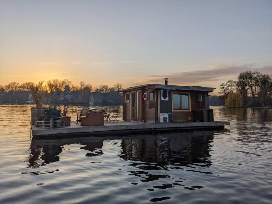 Bateau-hôtel Hausboot mit Hottub in Berlin Tunnelstraße 32 10245 Berlin