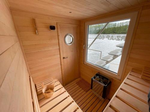 Hausboot-Urlaub24 de - Müritz, festliegend mit Sauna - Beiboot buchbar