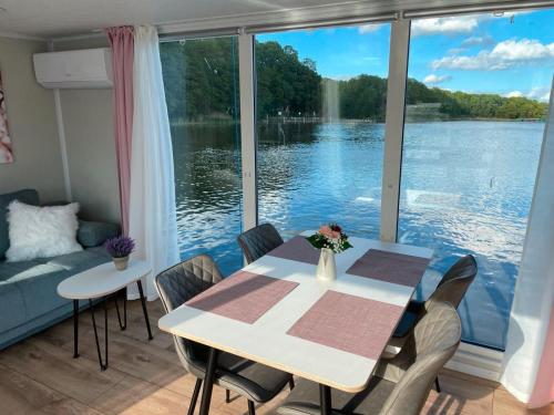 Hausboot-Urlaub24 de - Müritz, festliegend mit Sauna - Beiboot buchbar