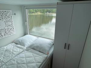 Hausboot-Urlaub24 de - Müritz, festliegend mit Sauna - Beiboot buchbar