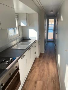 Hausboot-Urlaub24 de - Müritz, festliegend mit Sauna - Beiboot buchbar