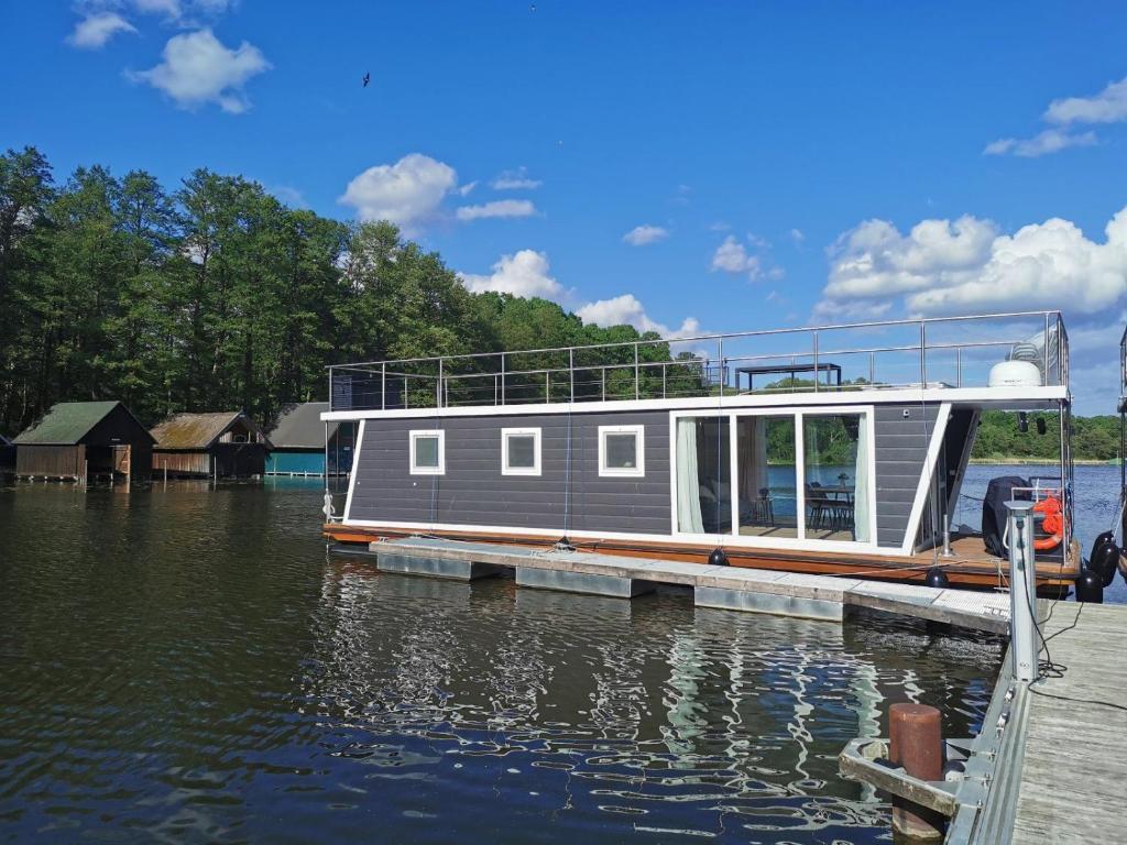 Bateau-hôtel Hausboot-Urlaub24 de - Müritz, festliegend mit Sauna - Beiboot buchbar Seepromenade 1 17209 Buchholz