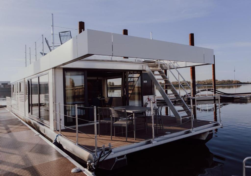 Bateau-hôtel Hausboote am Lankenauer Höft Zum Lankenauer Höft 10 28197 Brême