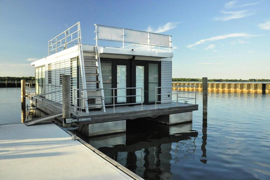 Bateau-hôtel Houseboat Floating House \  18311 Ribnitz-Damgarten