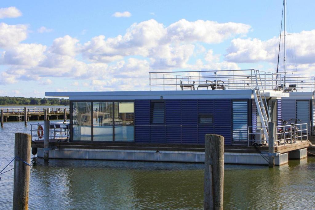 Houseboat Floating House \ , 18311 Ribnitz-Damgarten